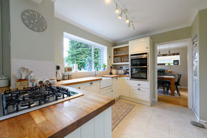 Kitchen/Breakfast Room- click for photo gallery